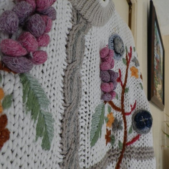 VINTAGE WOMEN'S APPLIQUE SWEATER - Picture 2 of 4